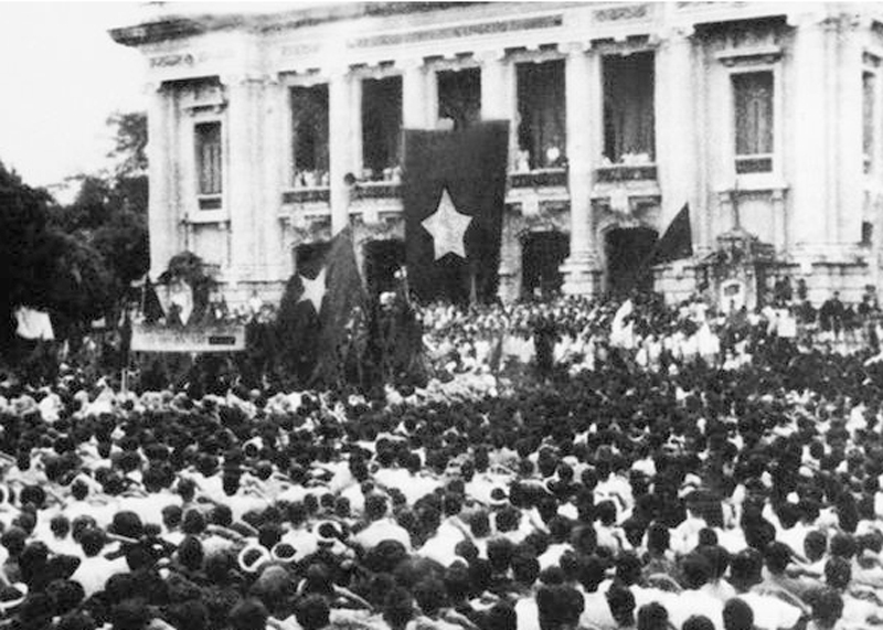 Mít tinh phát động Tổng khởi nghĩa ở Quảng trường Nhà hát Lớn Hà Nội ngày 19-8-1945. Ảnh tư liệu