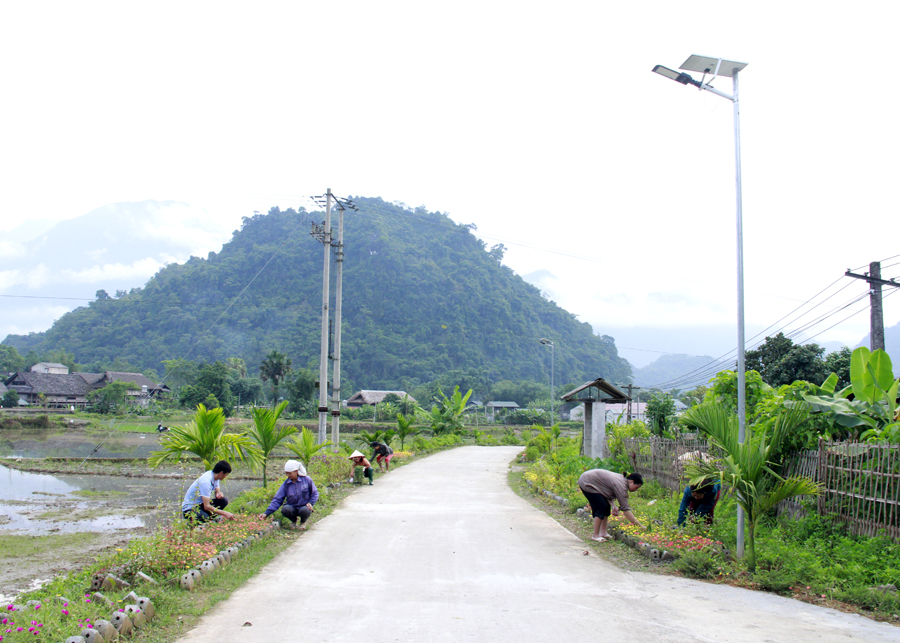 Người dân xã Tùng Bá xây dựng tuyến đường Nông thôn mới kiểu mẫu.
