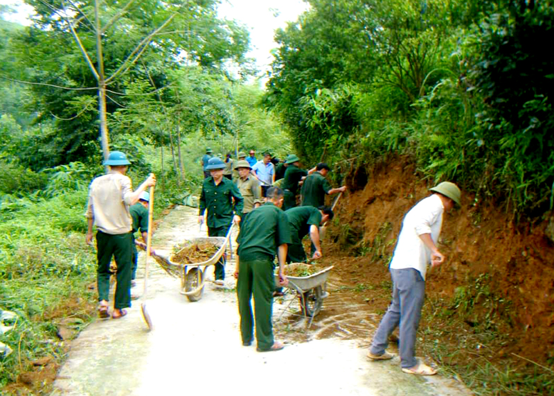 Hội Cựu chiến binh huyện Bắc Quang tham gia xây dựng Nông thôn mới tại xã Việt Hồng.
