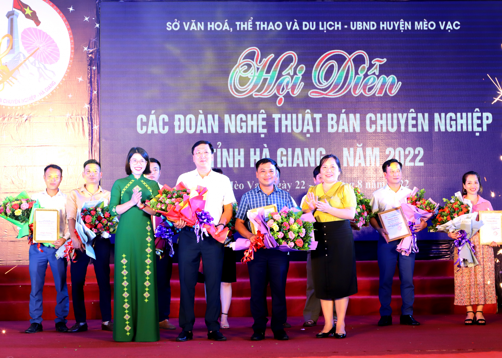 Ban tổ chức trao giải A cho đoàn Mèo Vạc và Đồng Văn.
