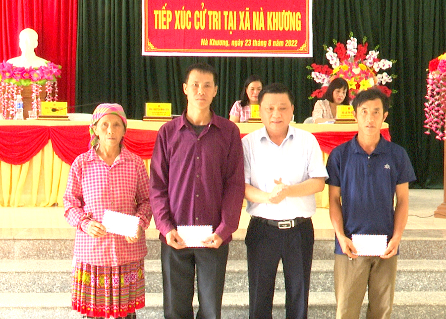 Trưởng Ban Tổ chức Tỉnh ủy Nguyễn Minh Tiến trao quà cho các hộ nghèo xã Nà Khương.