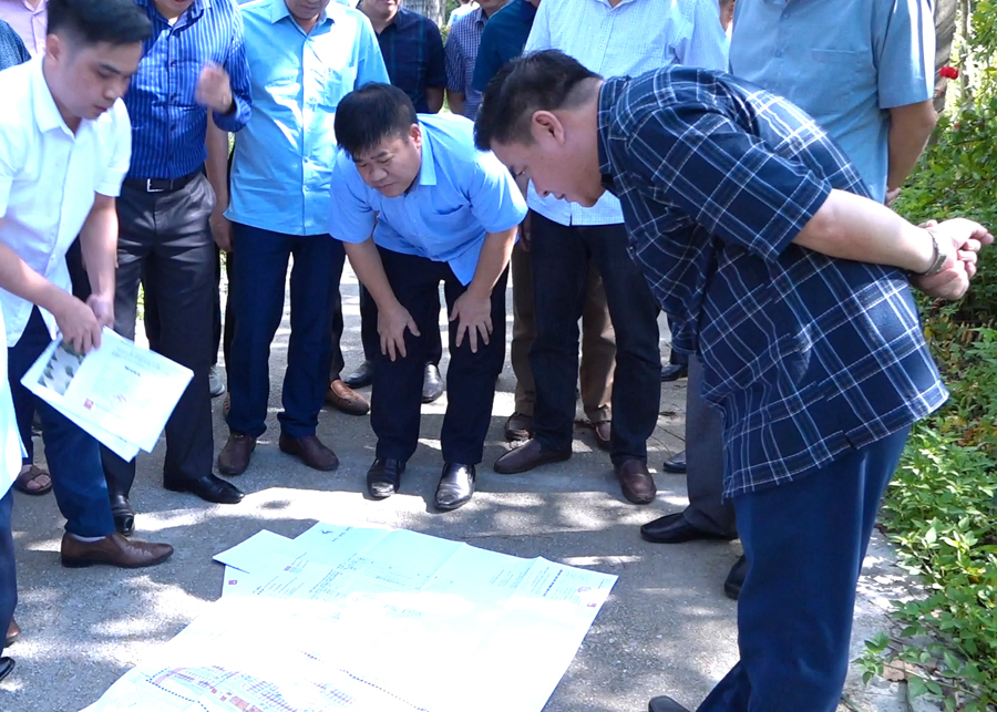 Phó Chủ tịch Thường trực UBND tỉnh Hoàng Gia Long kiểm tra thực địa tại thị trấn Yên Minh.
