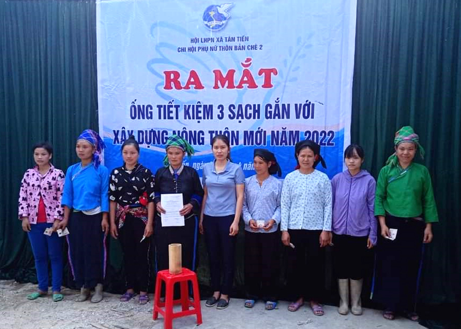 Hội Phụ nữ xã Tân Tiến ra mắt mô hình “Ống tiết kiệm 3 sạch” tại Chi hội thôn Bản Chè 2.
