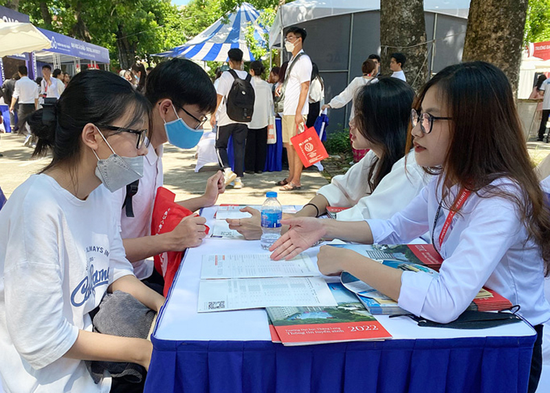 Thí sinh tìm hiểu thông tin xét tuyển đại học, cao đẳng ngành giáo dục mầm non năm 2022 tại Hà Nội.