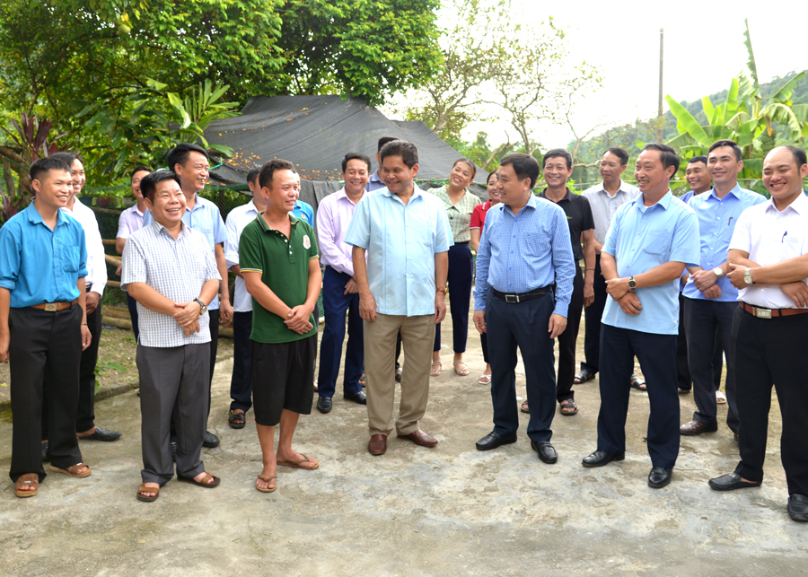 Phó Bí thư Tỉnh ủy Nguyễn Mạnh Dũng trao đổi với Đảng ủy xã, Bí thư các chi bộ và người dân xã Thông Nguyên.
