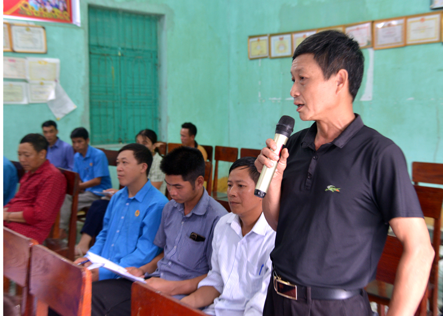 Bí thư Chi bộ thôn Nậm Lìn Vần Kim Tuyến báo cáo tại buổi làm việc.

