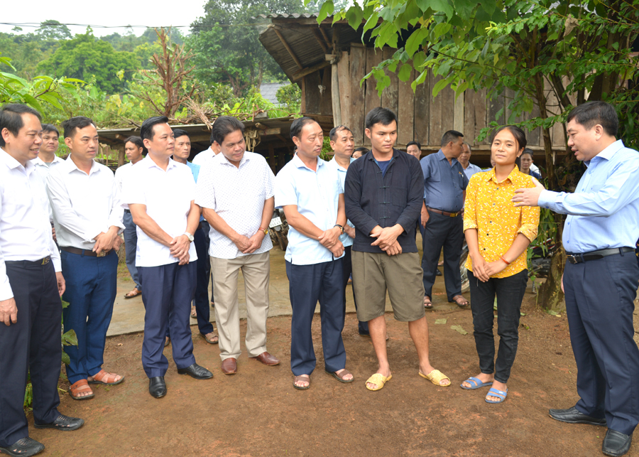 Phó Bí thư Tỉnh ủy Nguyễn Mạnh Dũng thăm người dân xã Tân Tiến.
