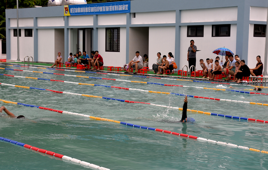 Các vận động viên bơi trải nghiệm tại Bể bơi phòng, chống đuối nước cho thanh thiếu nhi Hà Giang
