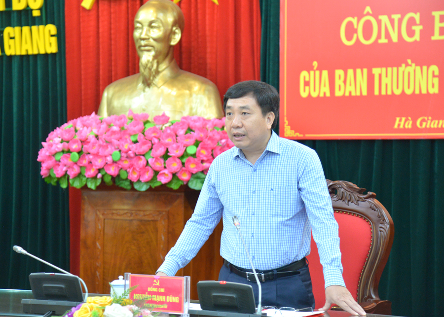 Phó Bí thư Tỉnh ủy Nguyễn Mạnh Dũng phát biểu giao nhiệm vụ cho các đồng chí được điều động, bổ nhiệm.

