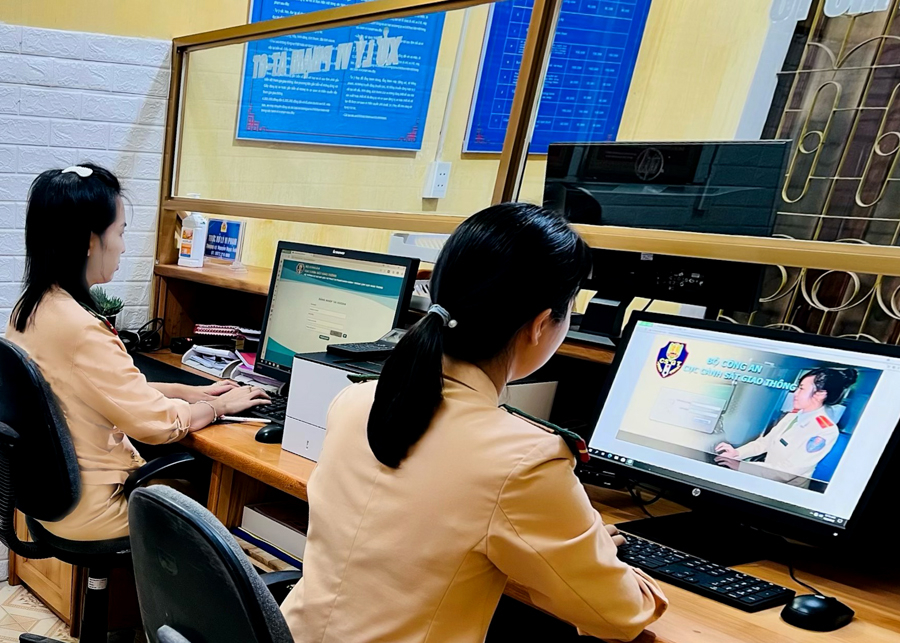 Cảnh sát giao thông Công an thành phố Hà Giang giải quyết thủ tục hành chính qua hệ thống dịch vụ công trực tuyến.
