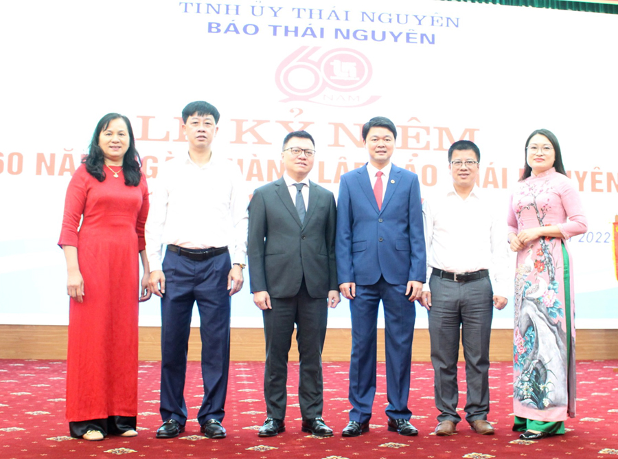 Tổng biên tập Báo Nhân Dân Lê Quốc Minh chụp ảnh lưu niệm cùng các đại biểu.