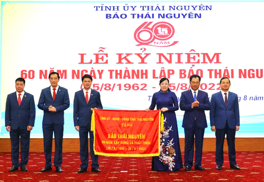 Thường trực Tỉnh ủy - HĐND - UBND - Ủy ban MTTQ tỉnh Thái Nguyên tặng cờ lưu niệm cho Báo Thái Nguyên.