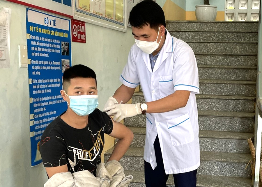 Tiêm vắc-xin phòng Covid-19 cho người trên 18 tuổi tại xã Thuận Hòa, huyện Vị Xuyên
