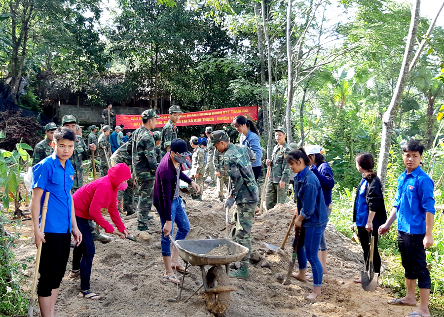 Tuổi trẻ Bộ CHQS tỉnh tham gia xậy dựng Nông thôn mới tại xã Kim Thạch (Vị Xuyên).