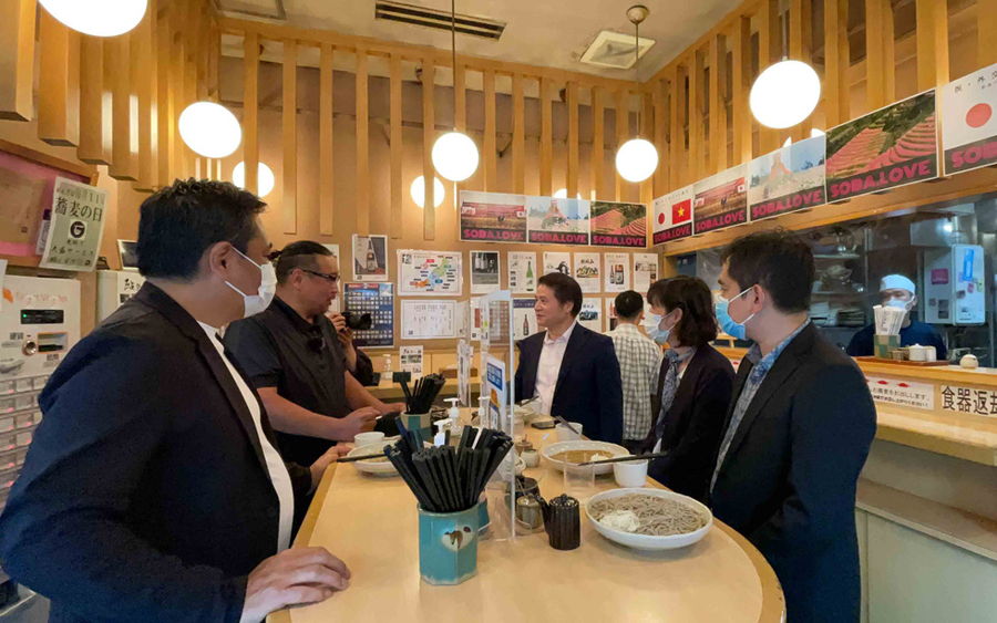 Các thực khách tham dự sự kiện ngày 24-6 tại Tokyo khi 4 nhà hàng thuộc chuỗi Gangi ở thủ đô Tokyo phục vụ mì soba làm từ 100% bột tam giác mạch trồng tại Hà Giang. 