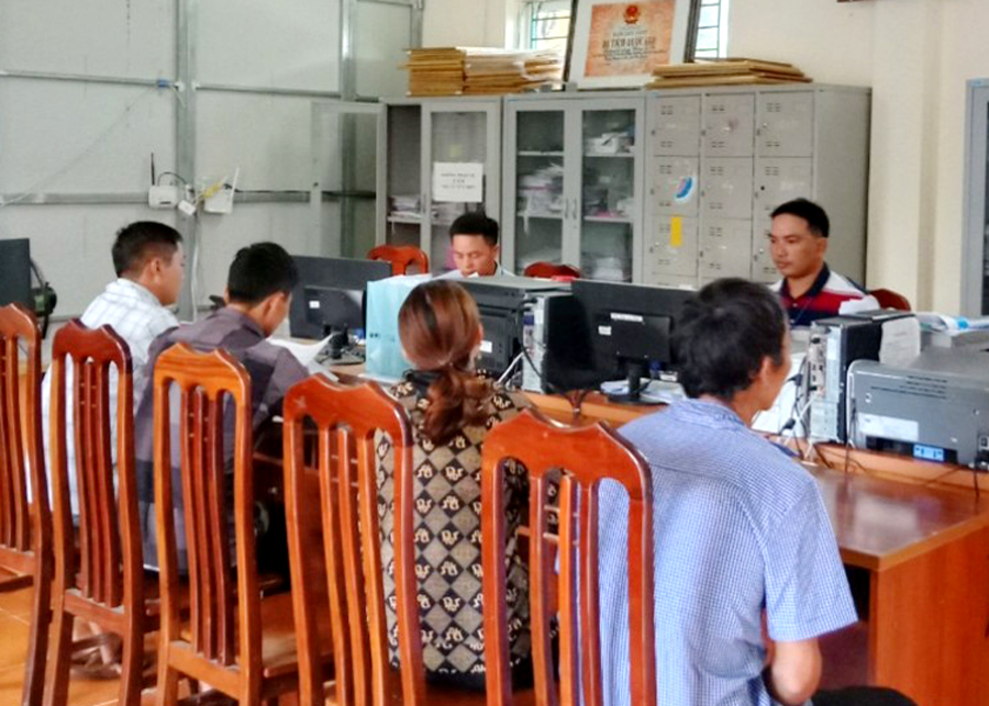 Người dân giao dịch tại bộ phận một cửa liên thông xã Thông Nguyên.
