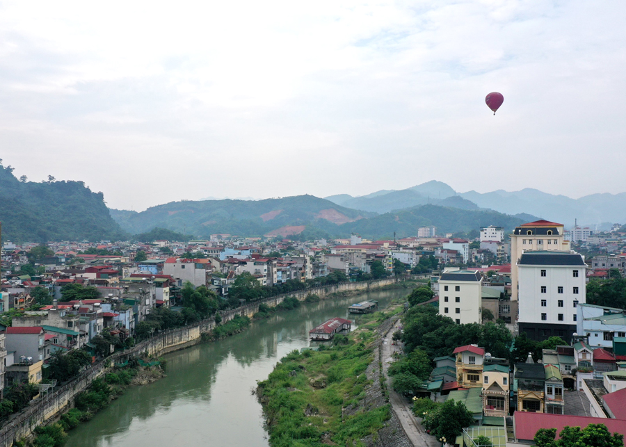 Khinh khí cầu bay trên bầu trời thành phố Hà Giang
