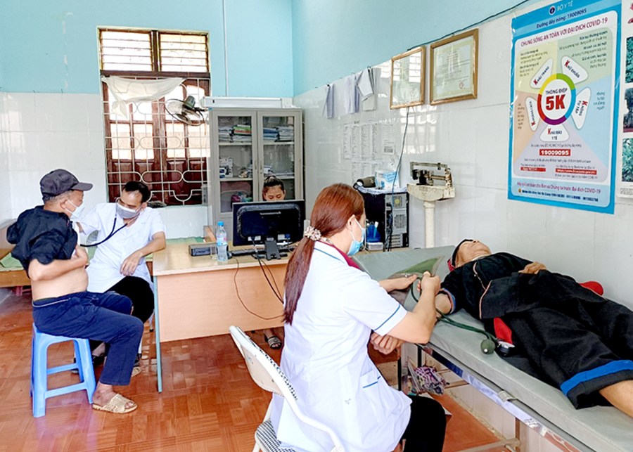 Các bác sĩ khám cho bệnh nhân tại Trạm Y tế xã Đường Hồng.