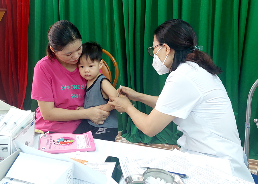 Tiêm chủng cho trẻ em tại Trạm Y tế phường Trần Phú (thành phố Hà Giang). 