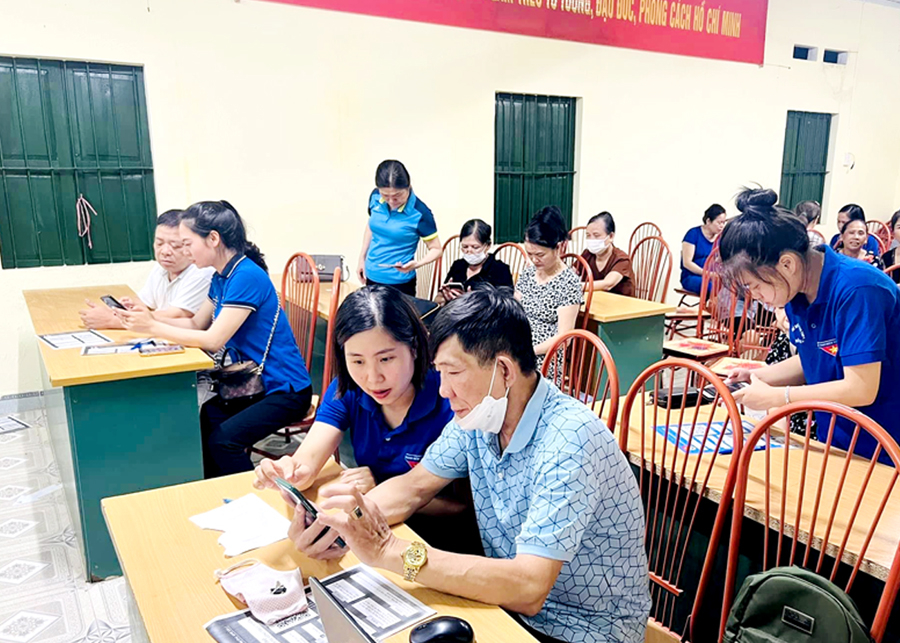 Đoàn phường Minh Khai hỗ trợ tạo tài khoản dịch vụ công trực tuyến cho người dân.