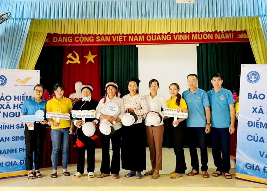 BHXH huyện Bắc Mê trao quà cho người tham gia BHXH tự nguyện.
