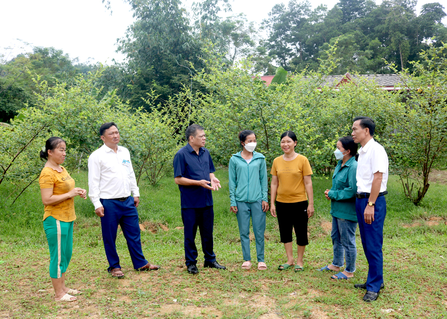 Lãnh đạo huyện Vị Xuyên đối thoại, giải đáp các kiến nghị của người dân thôn Bản Sáng, xã Linh Hồ.
