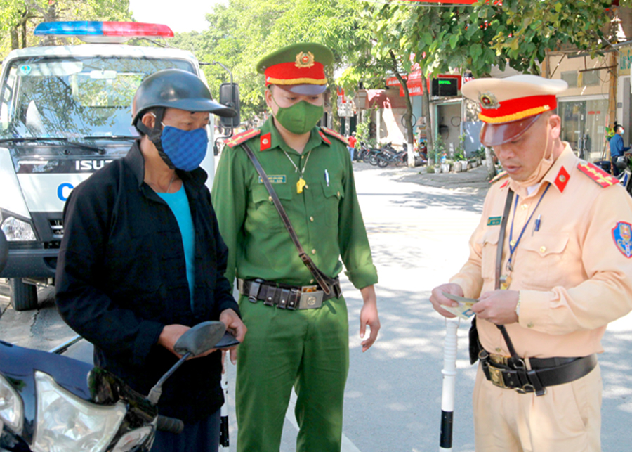 Công an huyện Yên Minh tuần tra, kiểm soát vi phạm giao thông.