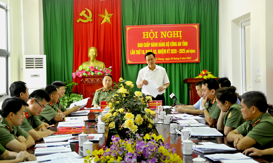Chủ tịch UBND tỉnh Nguyễn Văn Sơn phát biểu tại hội nghị.
