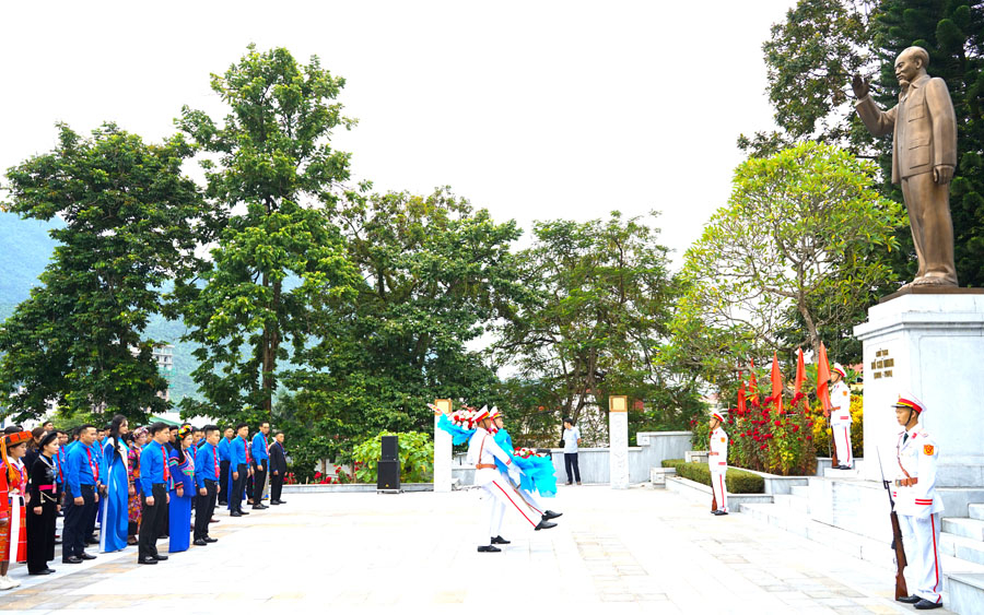 Đoàn TNCS Hồ Chí Minh tỉnh dâng vòng hoa, báo công với Chủ tịch Hồ Chí Minh tại tượng đài của Người trong khuôn viên Tỉnh ủy.
