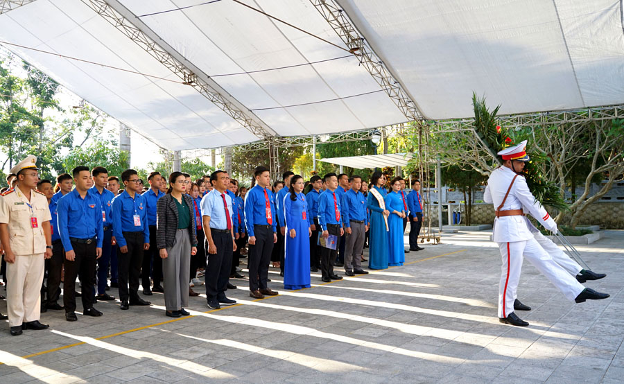 Đồng chí Đỗ Thị Hương, Bí thư Tỉnh đoàn cùng các đại biểu dâng vòng hoa báo công các AHLS.
