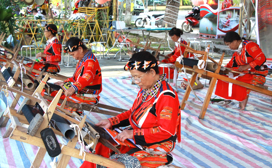 Các nghệ nhân dệt thổ cẩm trang phục truyền thống của dân tộc Pà Thẻn.
