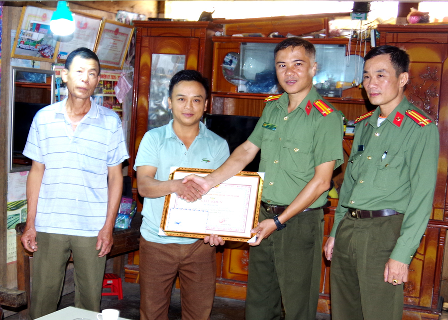Trưởng thôn Nà Đén Phàn Văn Tiến được tặng Giấy khen vì có thành tích xuất sắc trong phong trào toàn dân bảo vệ an ninh Tổ quốc.
