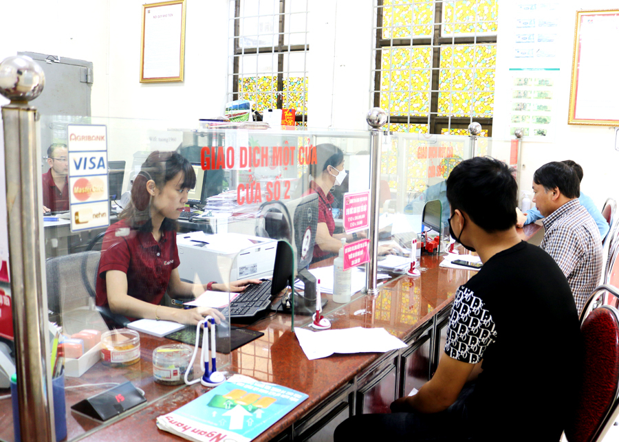 Khách hàng giao dịch tại Agribank Minh Khai.
