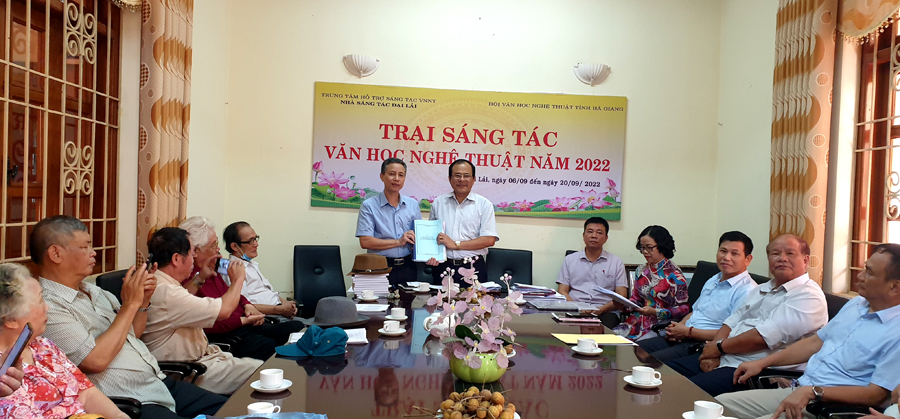 Đồng chí Lâm Tiến Mạnh, Chủ tịch Hội VHNT tỉnh trao các tác phẩm VHNT do các hội viên sáng tác cho Ban Giám đốc Nhà sáng tác Đại Lải.
