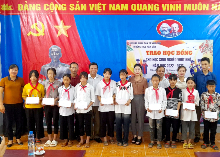 Lãnh đạo Hội Khuyến học tỉnh và huyện Xín Mần trao học bổng cho học sinh nghèo vượt khó năm học 2022 - 2023 tại Trường THCS Nấm Dẩn.
