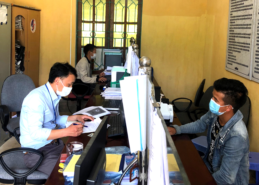 Người dân xã Hố Quáng Phìn (Đồng Văn) được hỗ trợ và hướng dẫn chi tiết khi đến làm các thủ tục tại Bộ phận một cửa.
