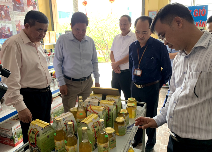 Đồng chí Vàng Seo Cón cùng đoàn công tác kiểm tra chất lượng sản phẩm tại gian hàng trưng bày sản phẩm OCOP của huyện Đồng Văn.