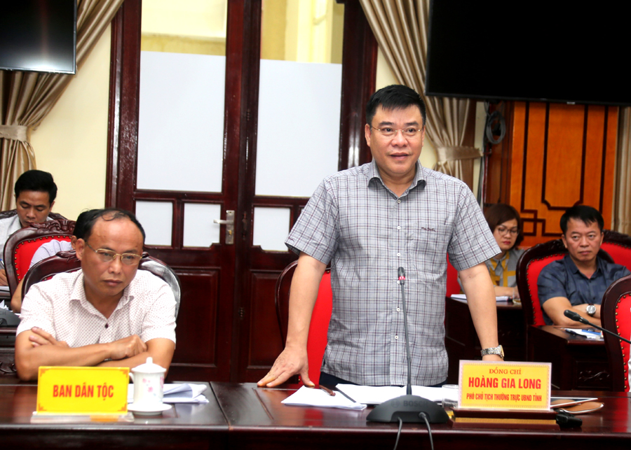 Phó Chủ tịch Thường trực UBND tỉnh Hoàng Gia Long báo cáo thêm những chính sách của tỉnh đang thực hiện đối với các xã vùng biên giới và đề xuất, kiến nghị các vấn đề liên quan.

