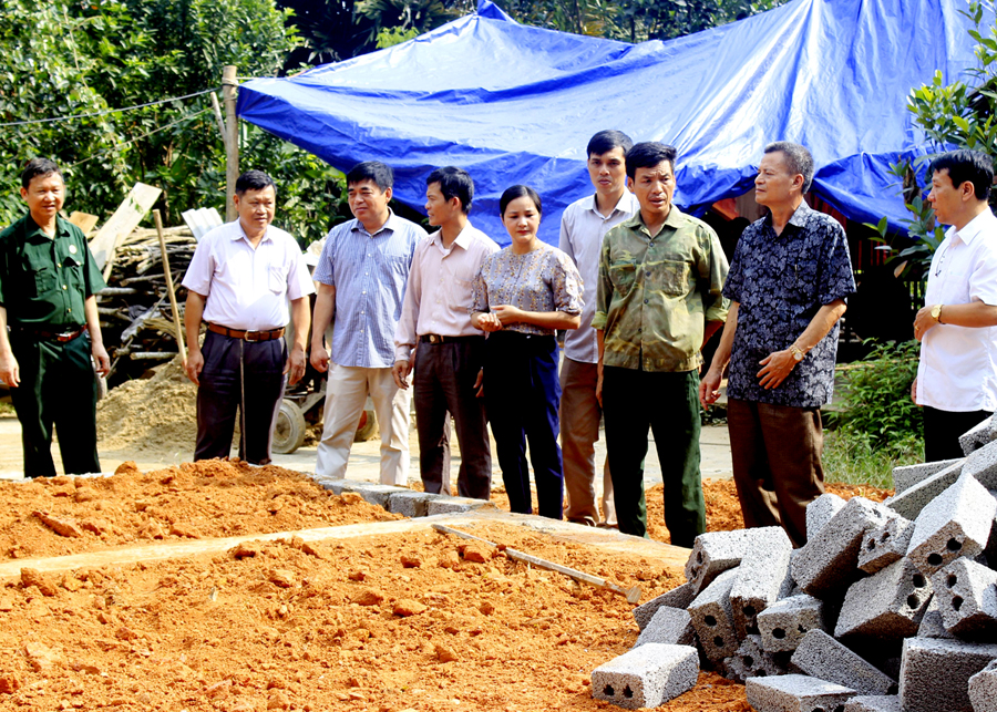 Lãnh đạo Hội Cựu chiến binh tỉnh kiểm tra công tác hỗ trợ xây dựng nhà ở cho CCB ở thành phố Hà Giang.
