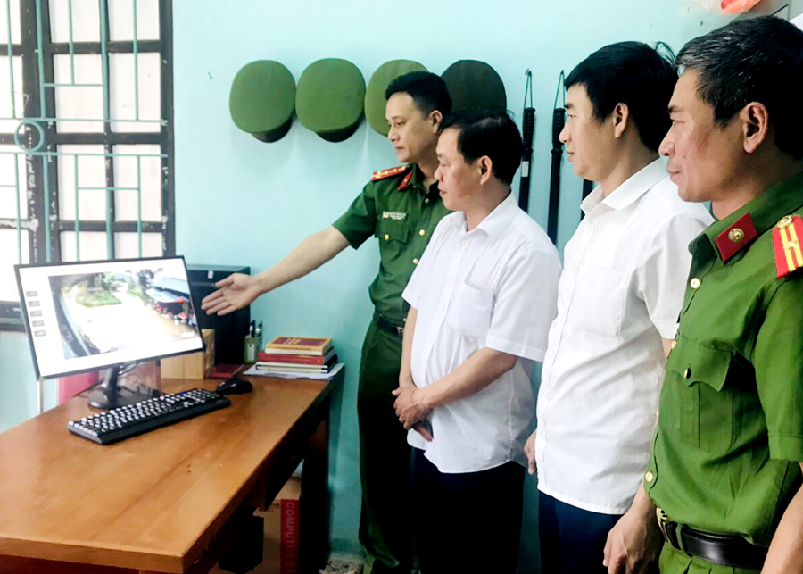 Cấp ủy, chính quyền và Công an xã Sủng Cháng theo dõi địa bàn qua camera giám sát.