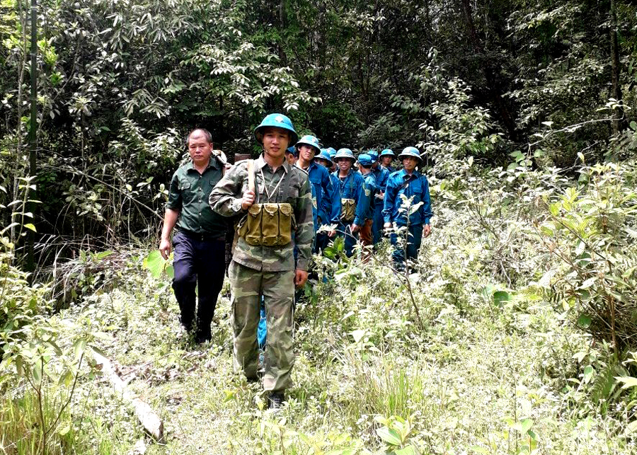 Hội viên CCB huyện Hoàng Su Phì cùng lực lượng Biên phòng tuần tra bảo vệ biên giới. 					Ảnh: C.T.V