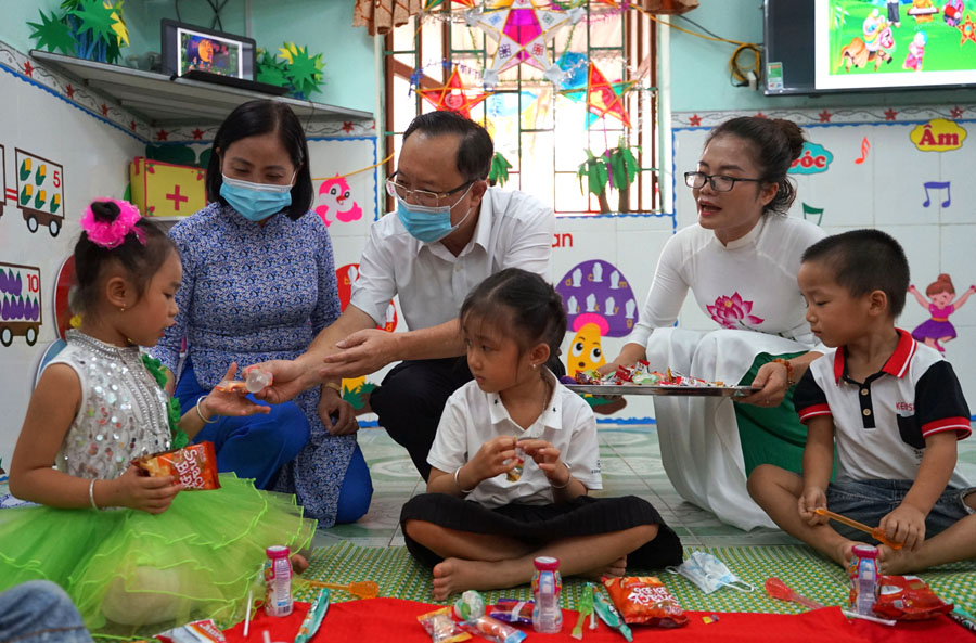 Đồng chí Thào Hồng Sơn chia quà Tết Trung thu cho các cháu trường Mầm non Phương Độ, xã Phương Độ.
