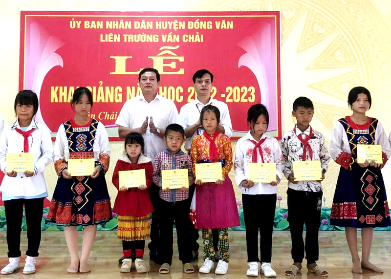 Lãnh đạo Sở Lao động - Thương binh và Xã hội trao học bổng cho các em học sinh nghèo học giỏi tại liên trường xã Vần Chải, huyện Đồng Văn