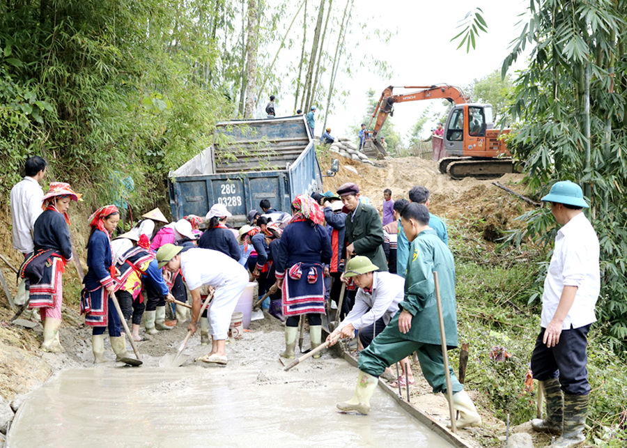 Cán bộ, đảng viên cùng nhân dân làm đường bê tông nông thôn ở xã Hồ Thầu (Hoàng Su Phì). 					Ảnh: Tư liệu
