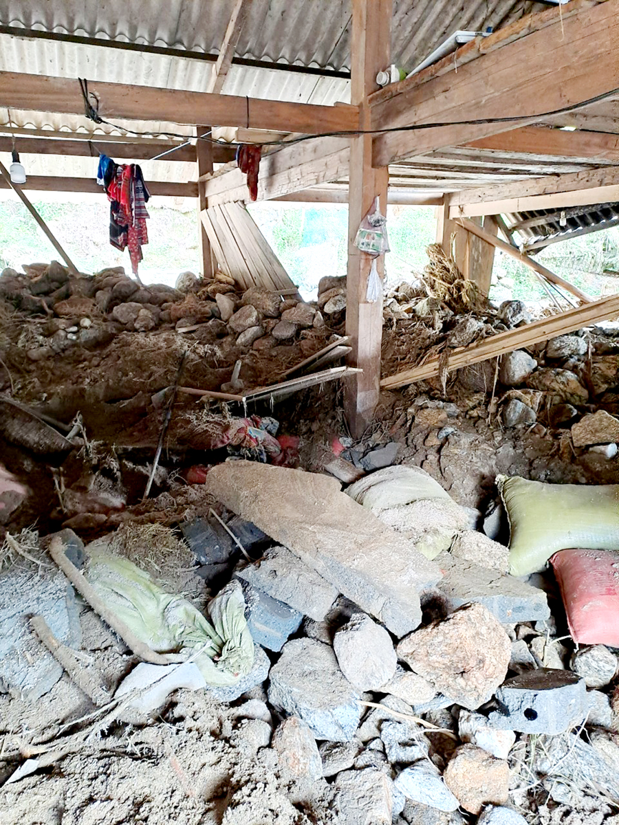 Nhà ở của chị Sùng Thị Dậu, thôn Nậm Chàng, xã Xuân Minh bị đất đá vùi lấp hoàn toàn.