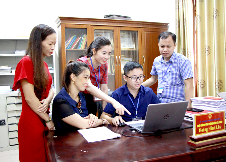 Cán bộ, đảng viên Văn phòng HĐND - UBND huyện Quang Bình tìm hiểu, nghiên cứu Chỉ thị số 12 để vận dụng thực tiễn vào Chi bộ.

