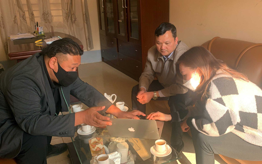 Ông Matsuo Tomoyuki (trái) trao đổi về kế hoạch trồng tam giác mạch với anh Tề Văn Lâm, phó Phòng Nông nghiệp huyện Mèo Vạc, tỉnh Hà Giang