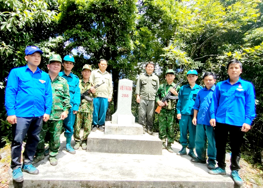 Đoàn viên, thanh niên xã Tùng Vài (Quản Bạ) tham gia tuần tra biên giới.