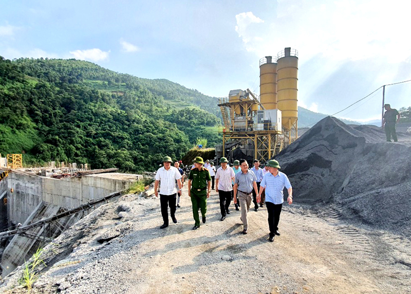 Phó Chủ tịch Thường trực UBND tỉnh Hoàng Gia Long kiểm tra thực tế tại Thủy điện Sông Nhiệm 3, xã Niêm Sơn.