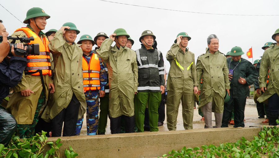 Phó Thủ tướng kiểm tra đê biển tại thôn An Dương 3, xã Phú Thuận, Thừa Thiên Huế